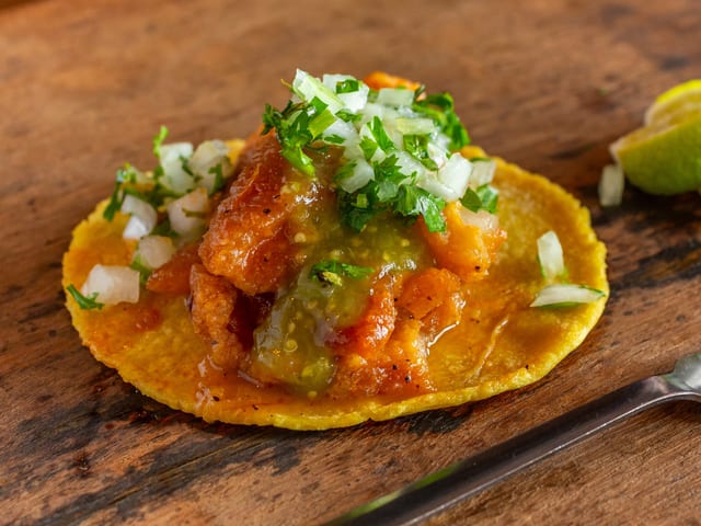 Taco Chicharron en Salsa Roja.